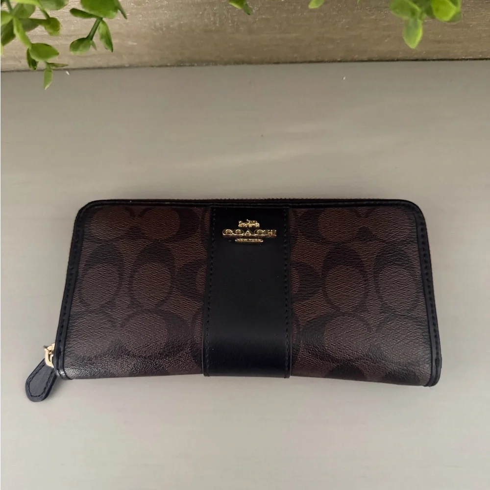 Coach Wallet - Picture 5 of 12